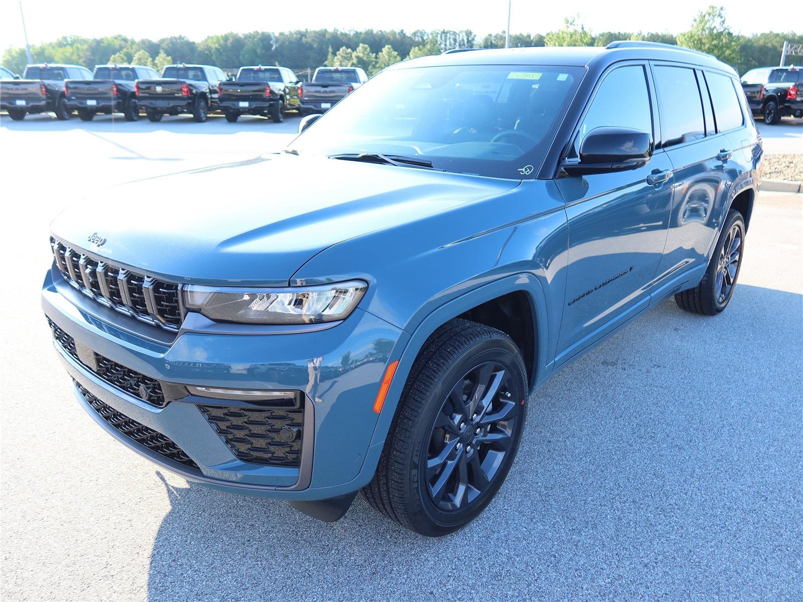 New 2026 Steel Blue Exterior Paint Jeep Limited Reserve image 3