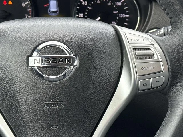 Used 2015 Red Nissan SL image 22
