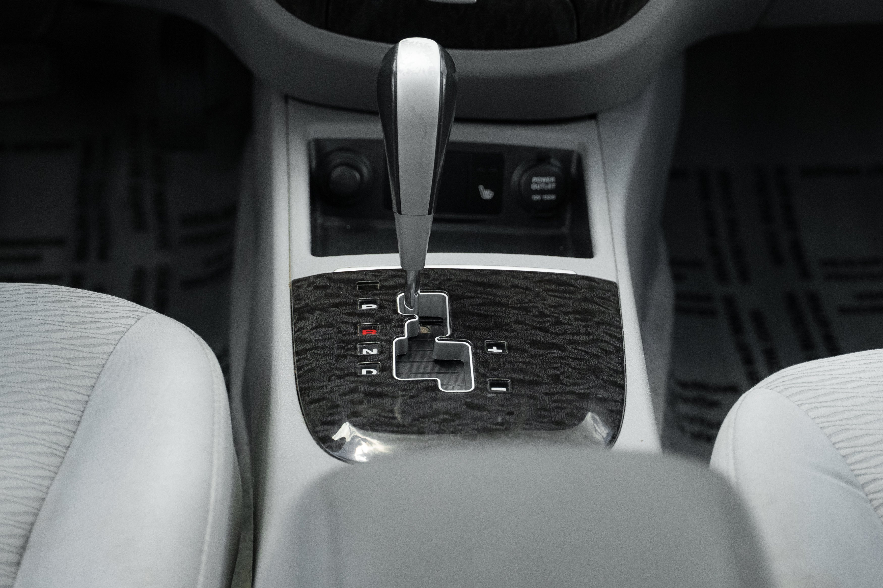 Used 2007 Bright Silver Hyundai SE image 16