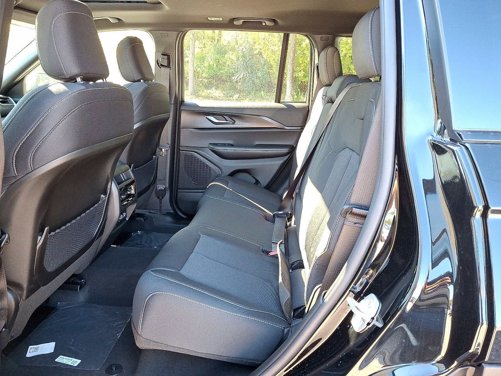 New 2025 Diamond Black Crystal Pearl-Coat Exterior Paint Jeep Laredo X image 6