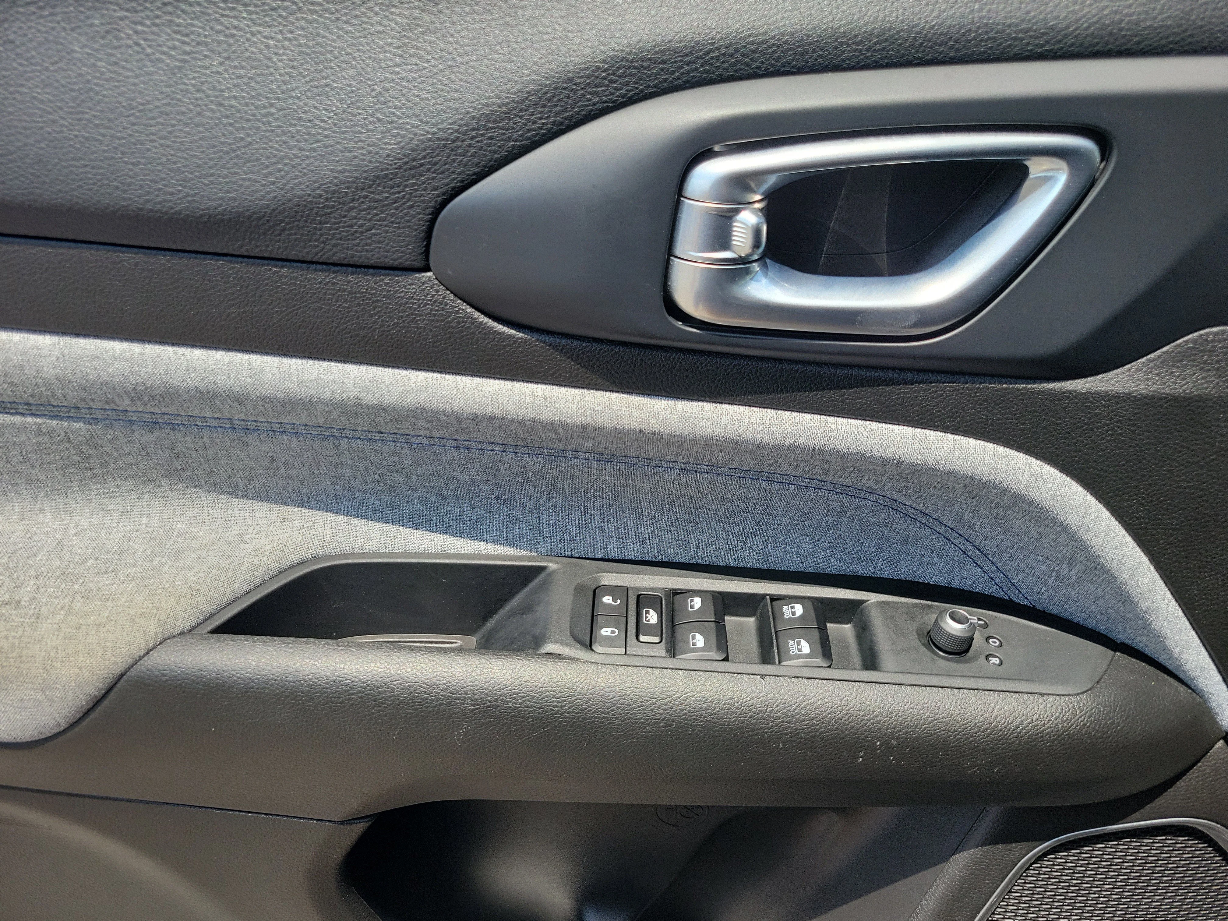 Used 2024 Diamond Black Crystal Pearlcoat Jeep Latitude image 6