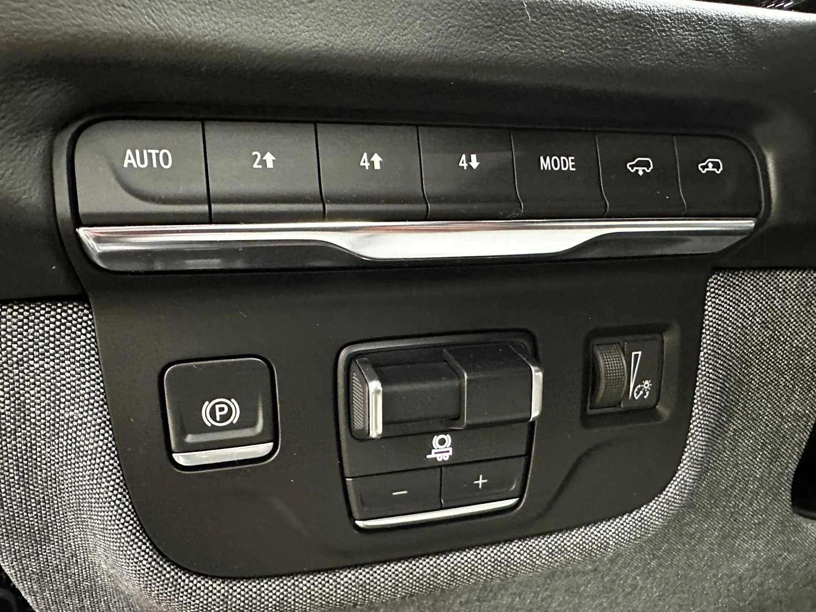 Certified Used 2025 Crystal White Tricoat Cadillac Sport Platinum image 17