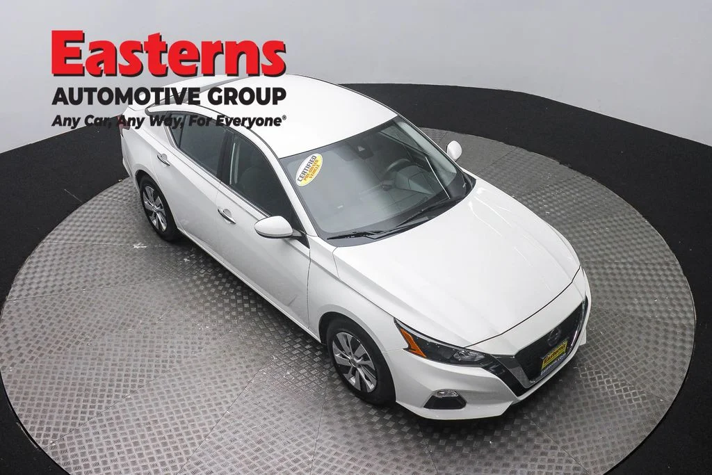 Used 2022 White Nissan 2.5 S image 3