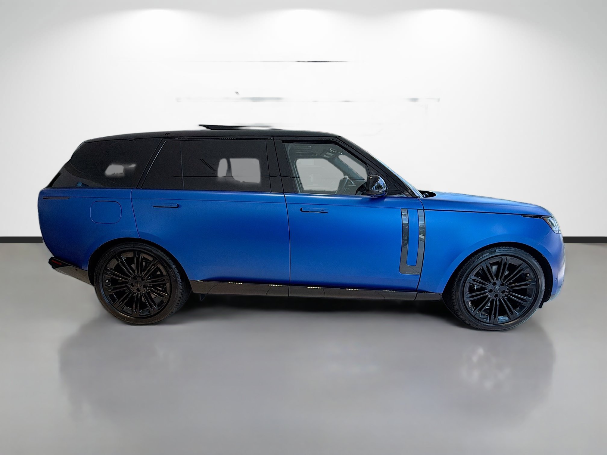 New 2026 Velocity Blue Satin Land Rover Autobiography image 2