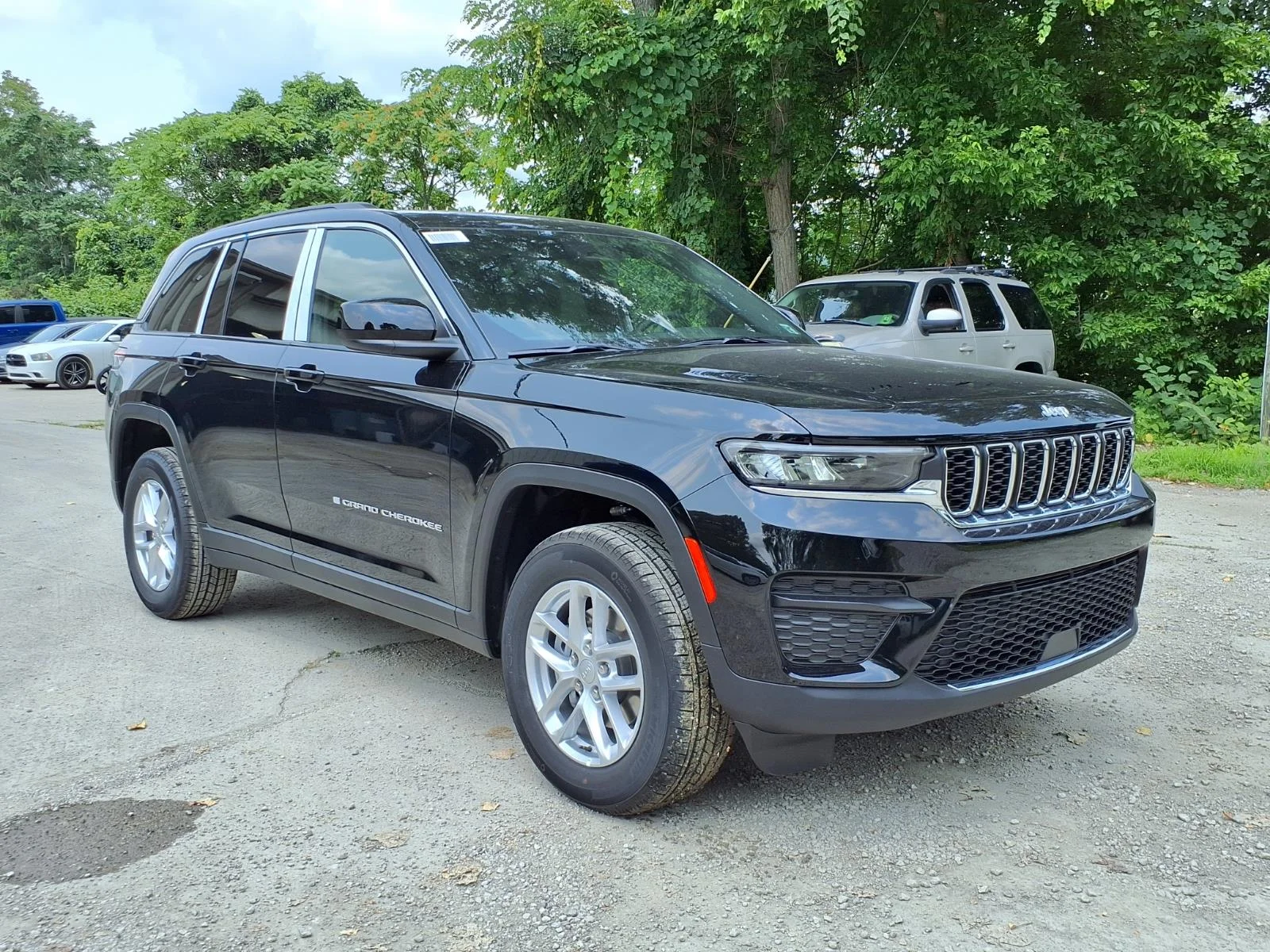 New 2026 Diamond Black Crystal Pearlcoat Jeep Laredo X image 1