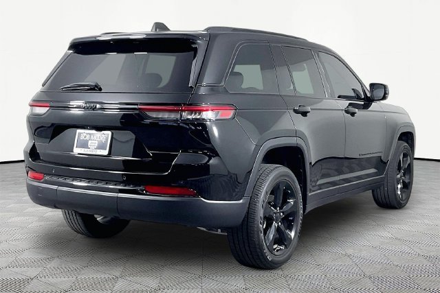 Used 2024 Black Jeep Altitude image 5