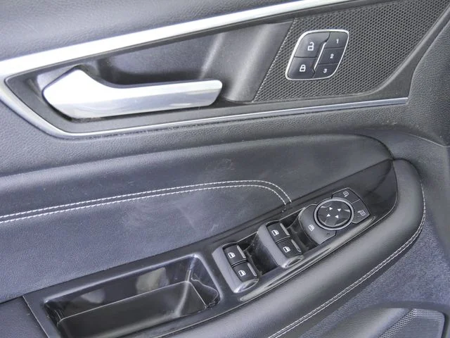 Used 2015  Ford Titanium image 19