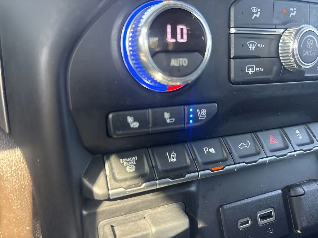 Used 2021 White GMC Denali image 24