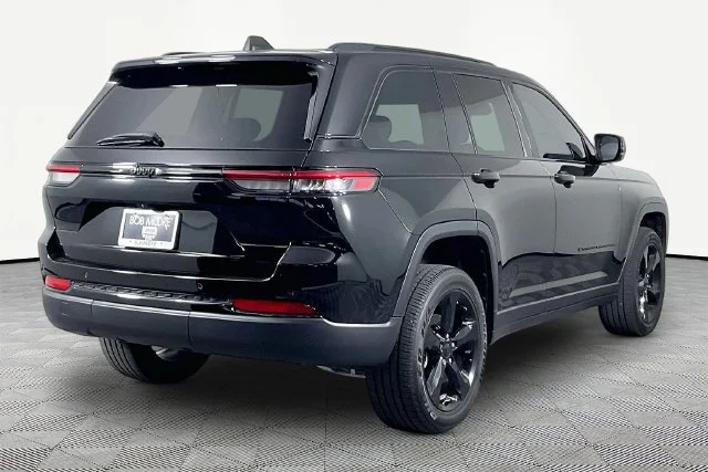 Used 2024 Black Jeep Altitude image 5