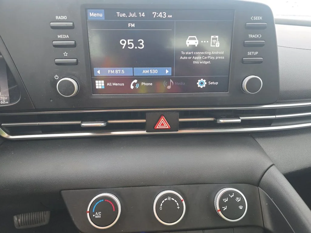 Used 2023 Black Hyundai SE image 6