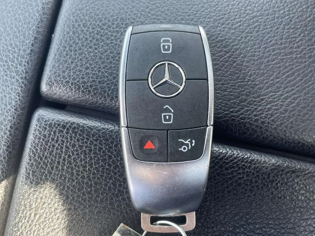 Used 2025 Obsidian Black Metallic Mercedes-Benz GLE 350 image 4