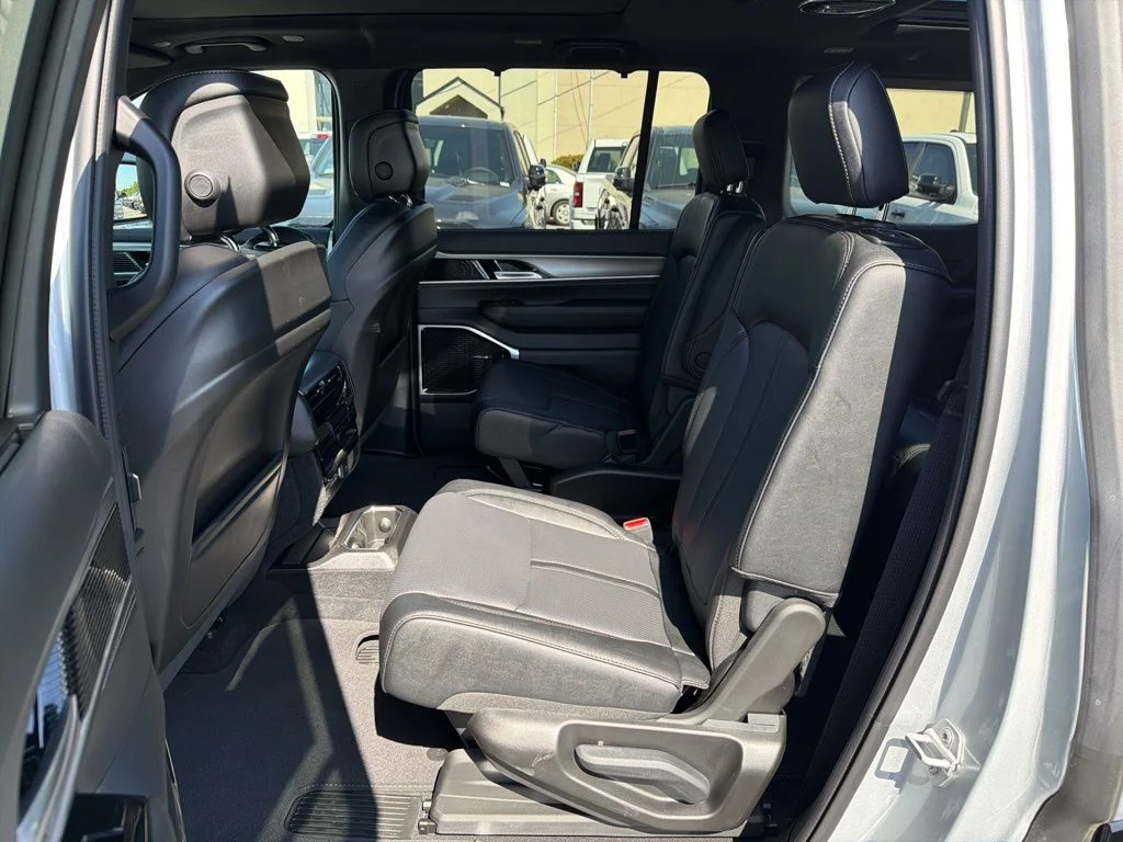 New 2026 Silver-Zynith Exterior Paint Jeep Limited Reserve image 29