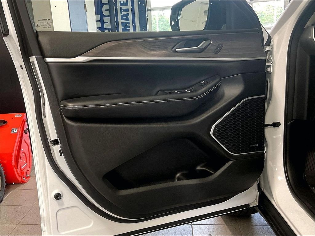 Used 2022 Bright White Clearcoat Jeep Limited image 9