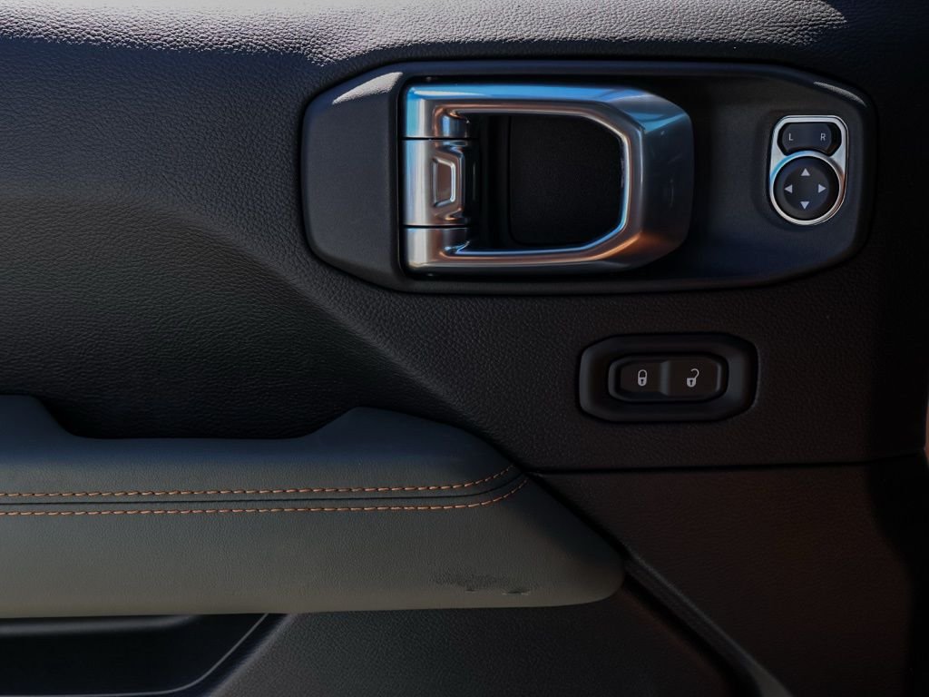 New 2026 Bright White Clear-Coat Exterior Paint Jeep Mojave image 22