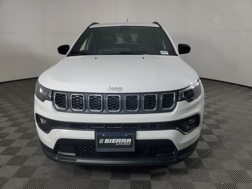 Used 2025 White Jeep Latitude image 9