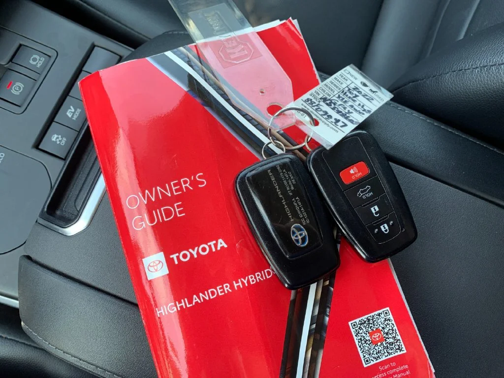 Used 2022 Gray Toyota XLE image 9