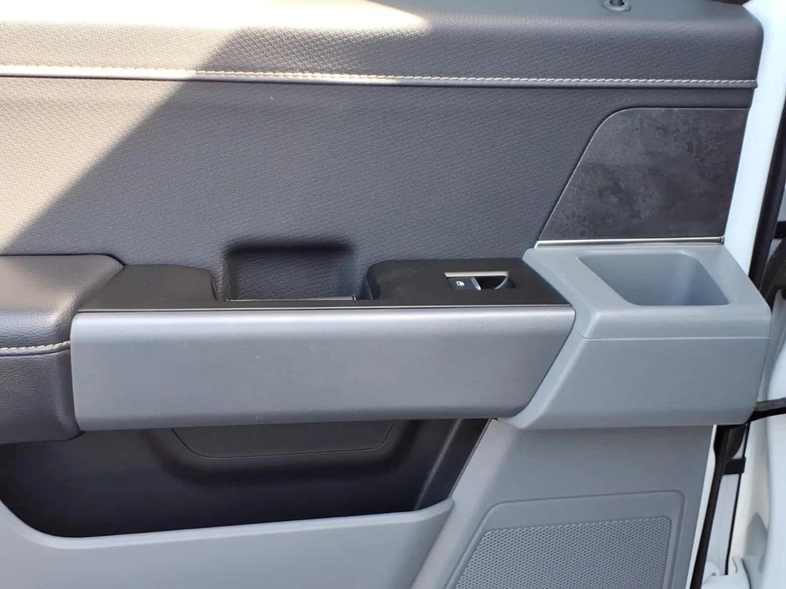 Used 2025 Oxford White Ford XLT image 28