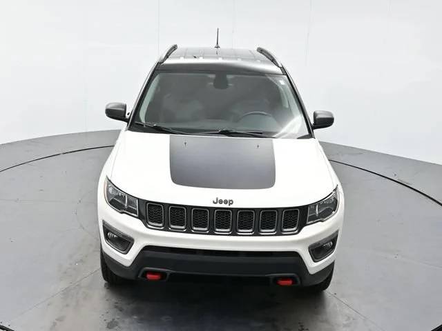 Used 2018 White Clearcoat Jeep Trailhawk image 32