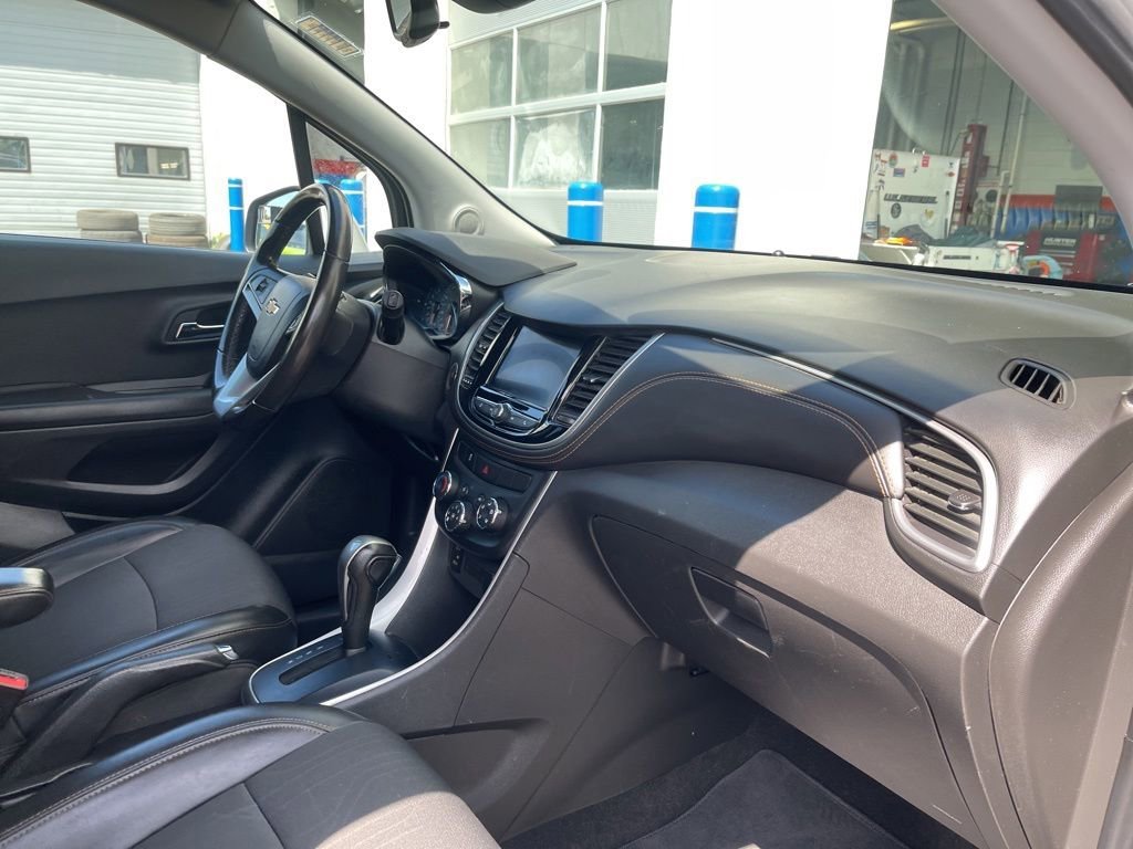 Used 2022 Silver Ice Metallic Chevrolet LT image 21