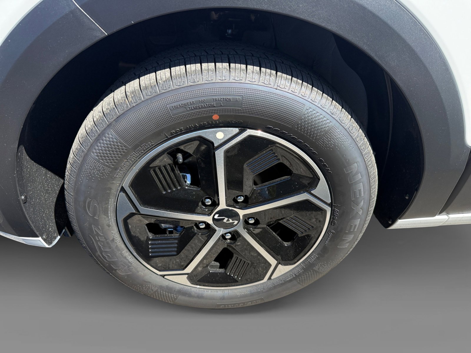 New 2026 Snow White Pearl Kia LX image 9