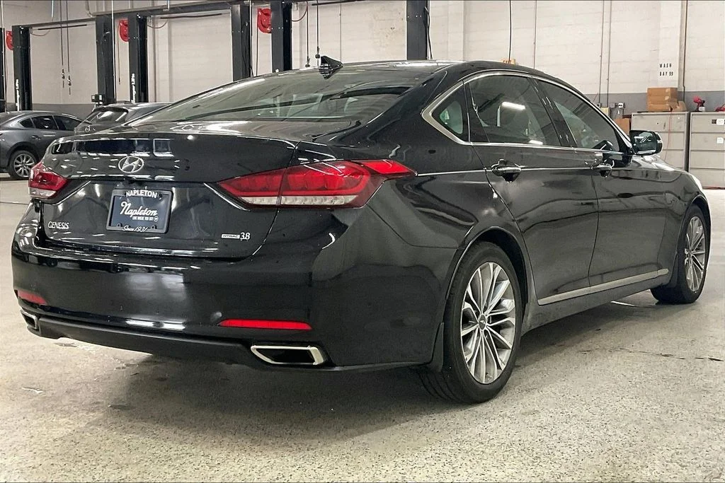 Used 2015 Black Hyundai 3.8 image 13