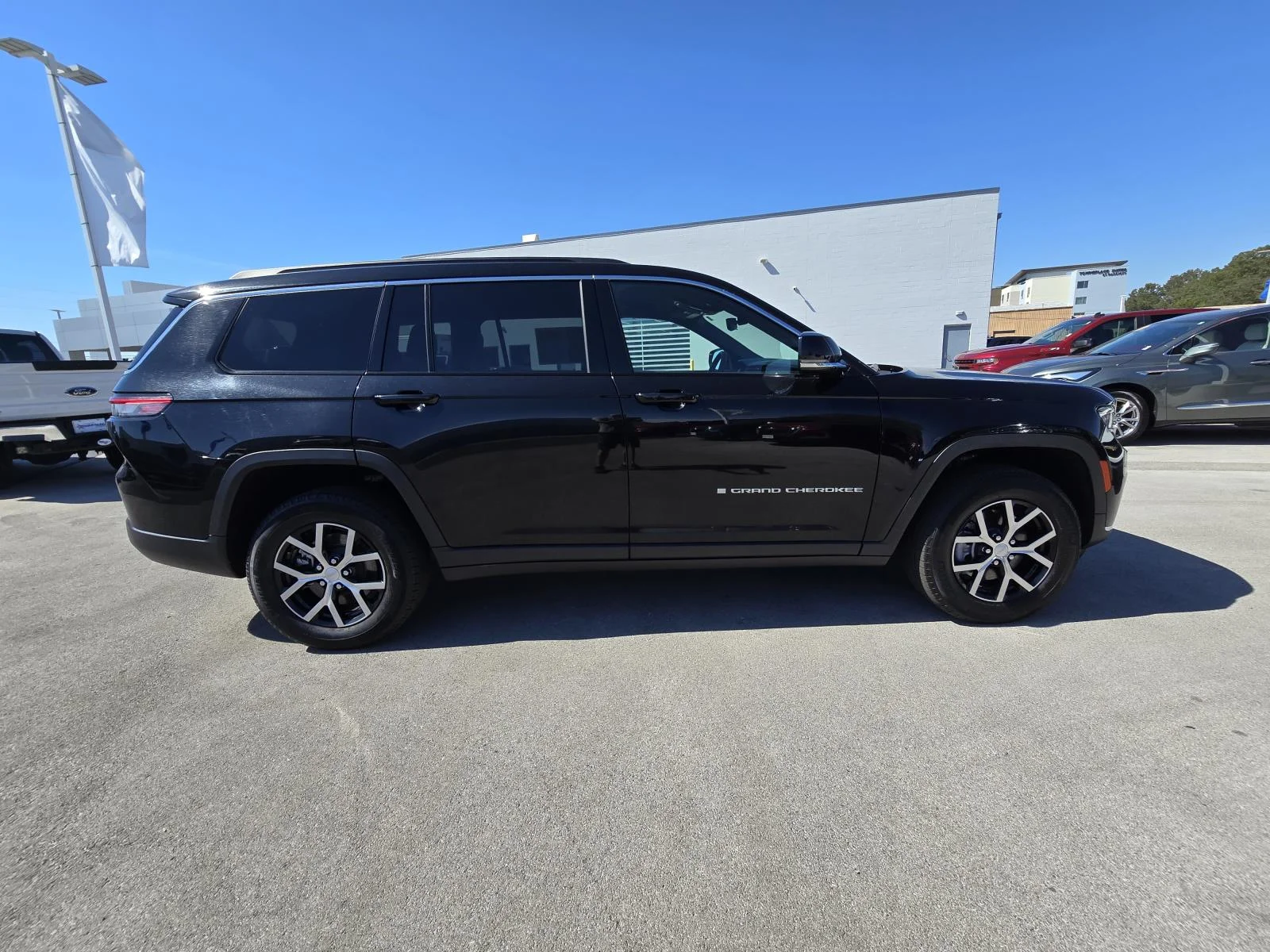 Used 2024 Black Jeep Limited 4x4 image 8