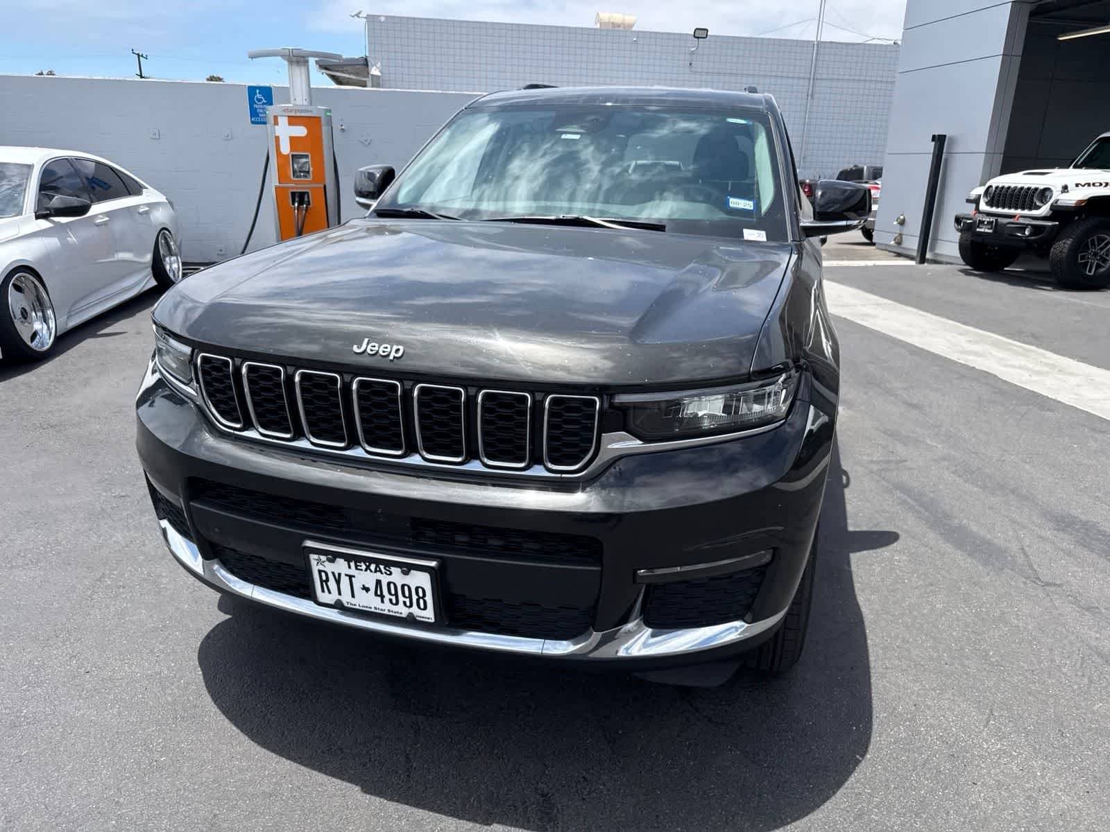 Used 2022 Rocky Mountain Pearlcoat Jeep Limited image 3