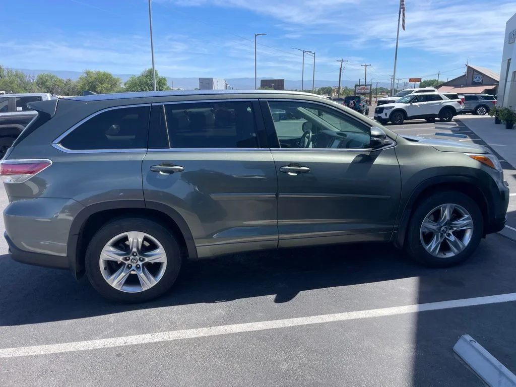 Used 2016 Jade Metallic Toyota Limited image 9