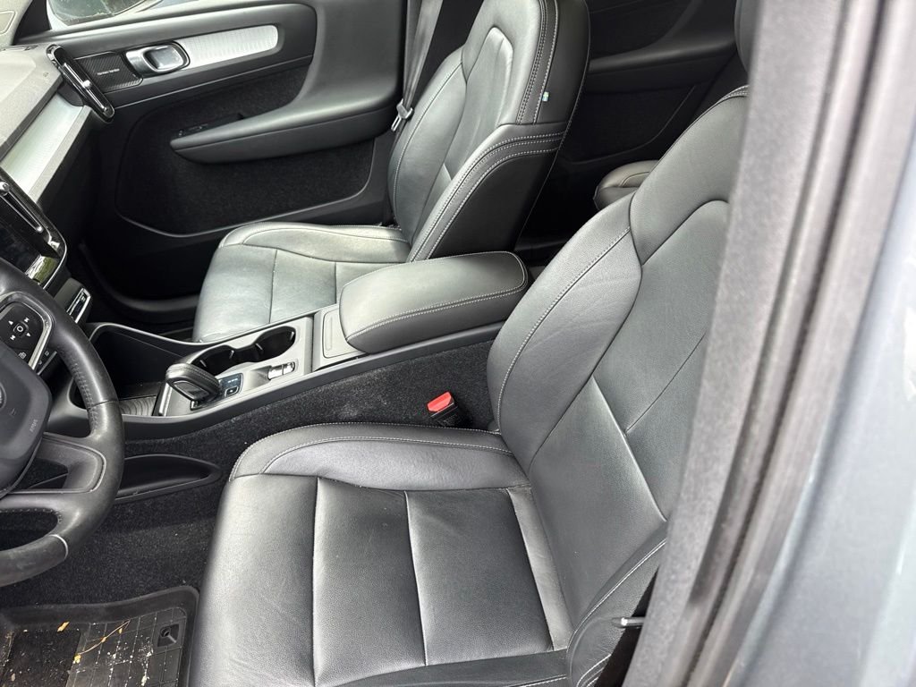 Used 2019 Gray Volvo Momentum image 3