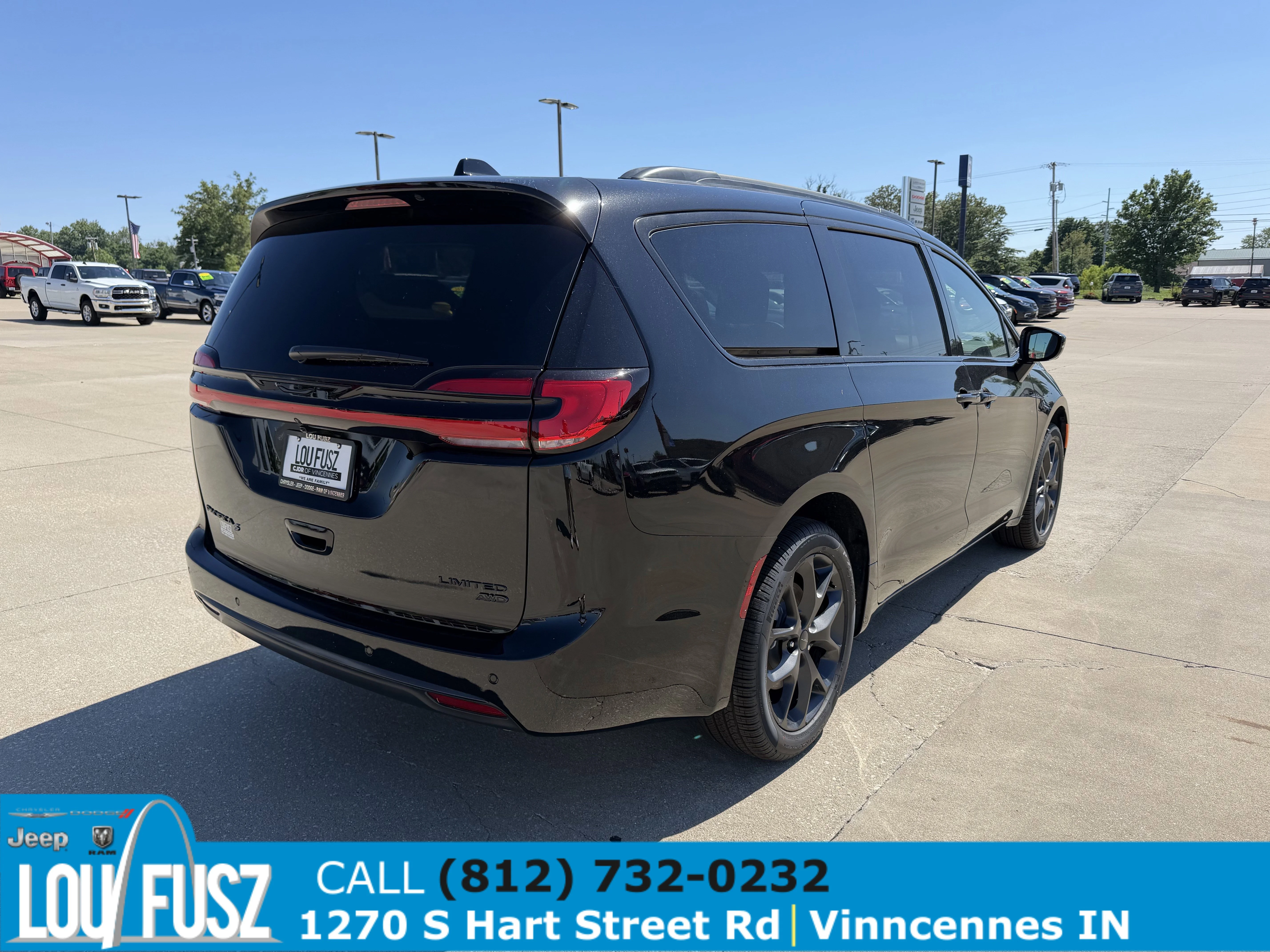 New 2027 Diamond Black Crystal Pearl-Coat Exterior Paint Chrysler Limited image 7