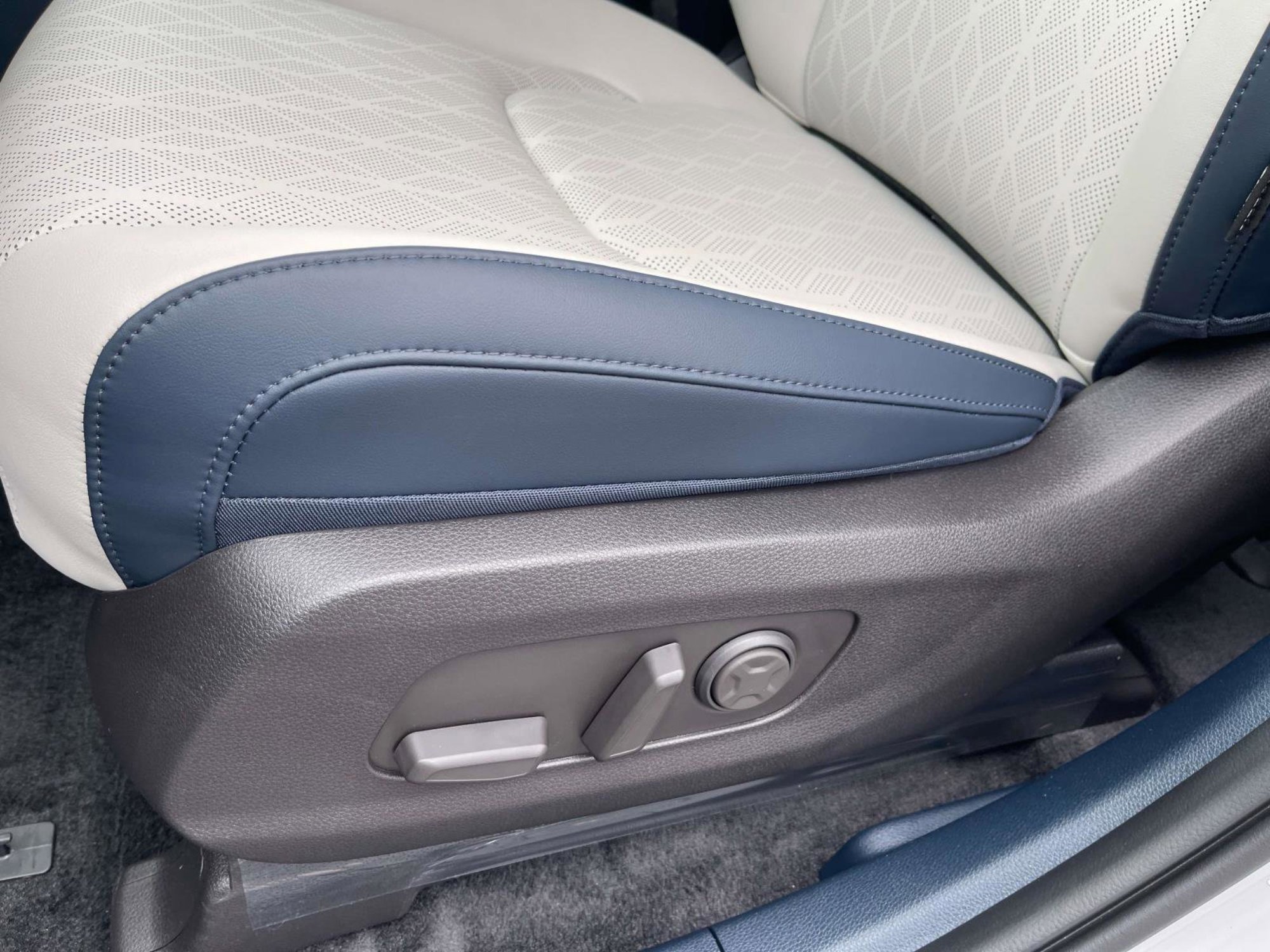 New 2026 Ceramic Silver Kia EX image 24