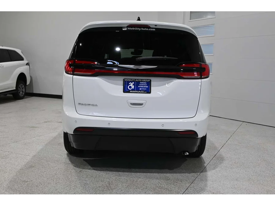 2024 Chrysler Pacifica Touring - Photo 7