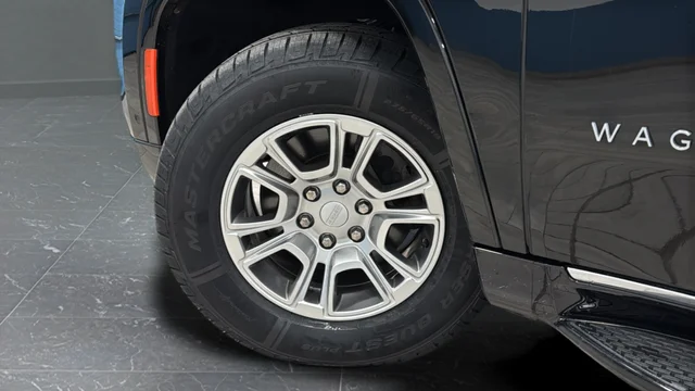 Used 2024 Diamond Black Jeep Base image 36
