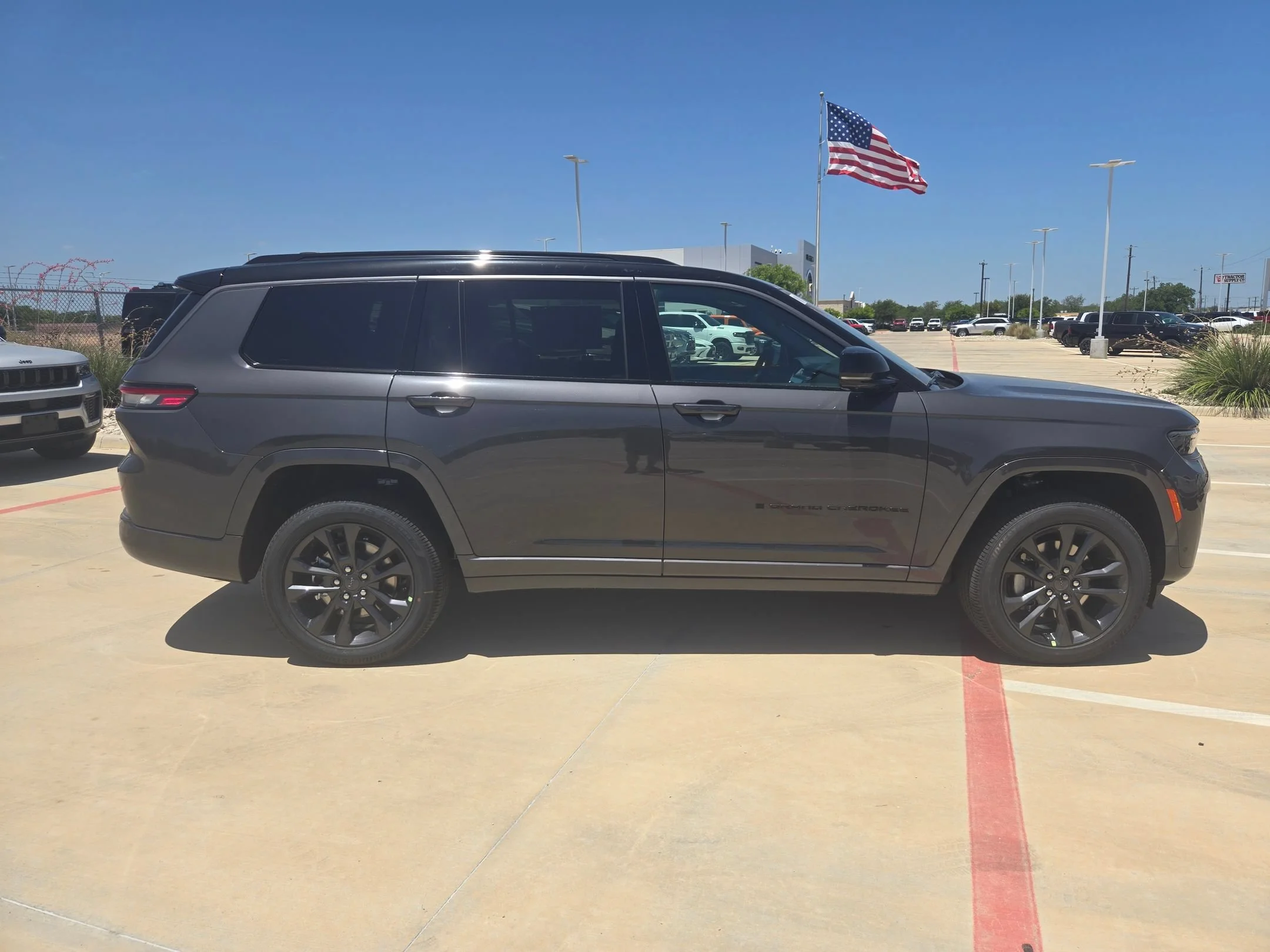New 2026 Baltic Gray Metallic Clear-Coat Exterior Paint Jeep Limited Reserve image 2
