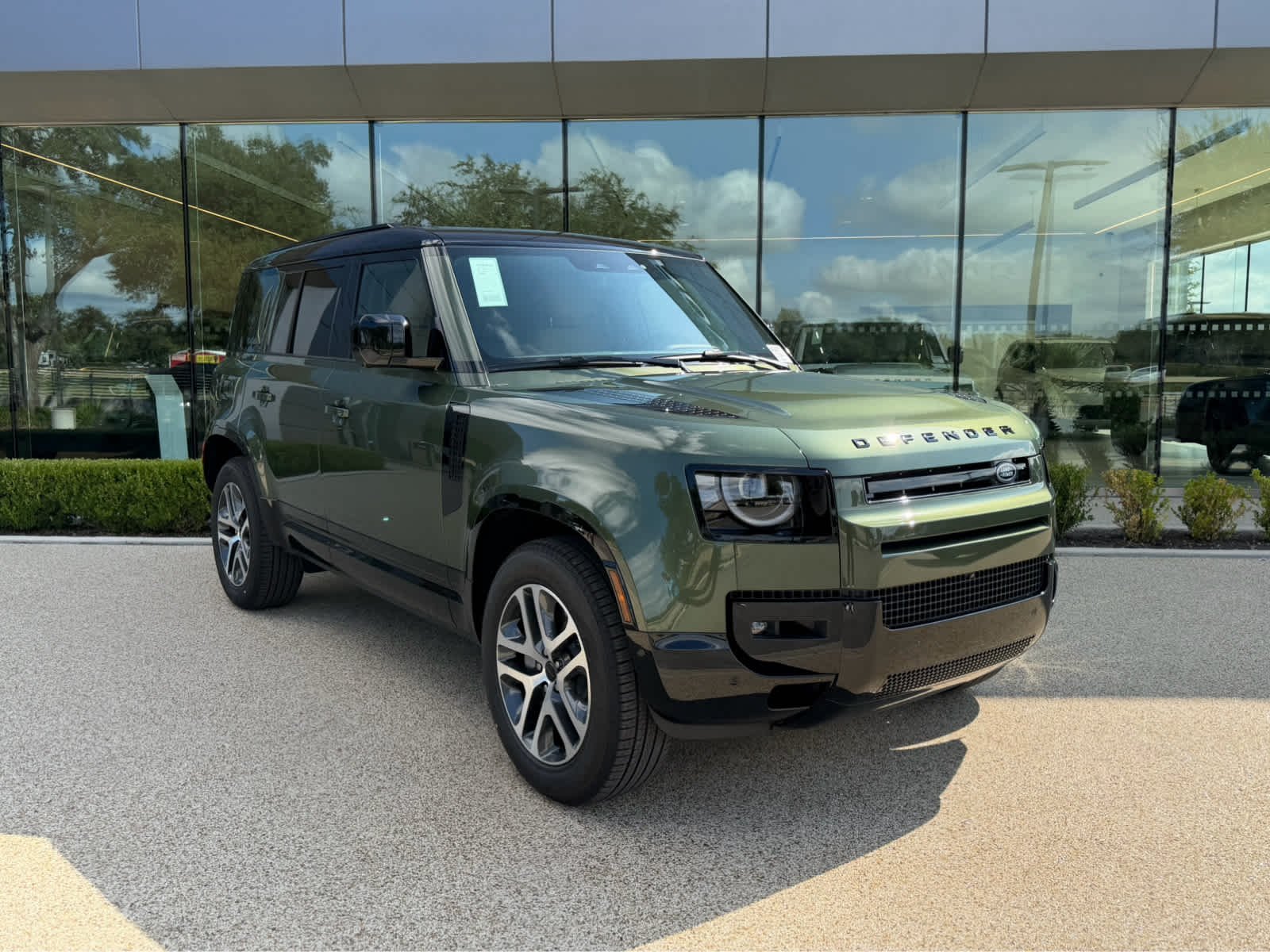 New 2026 Woolstone Green Land Rover X-Dynamic SE image 3