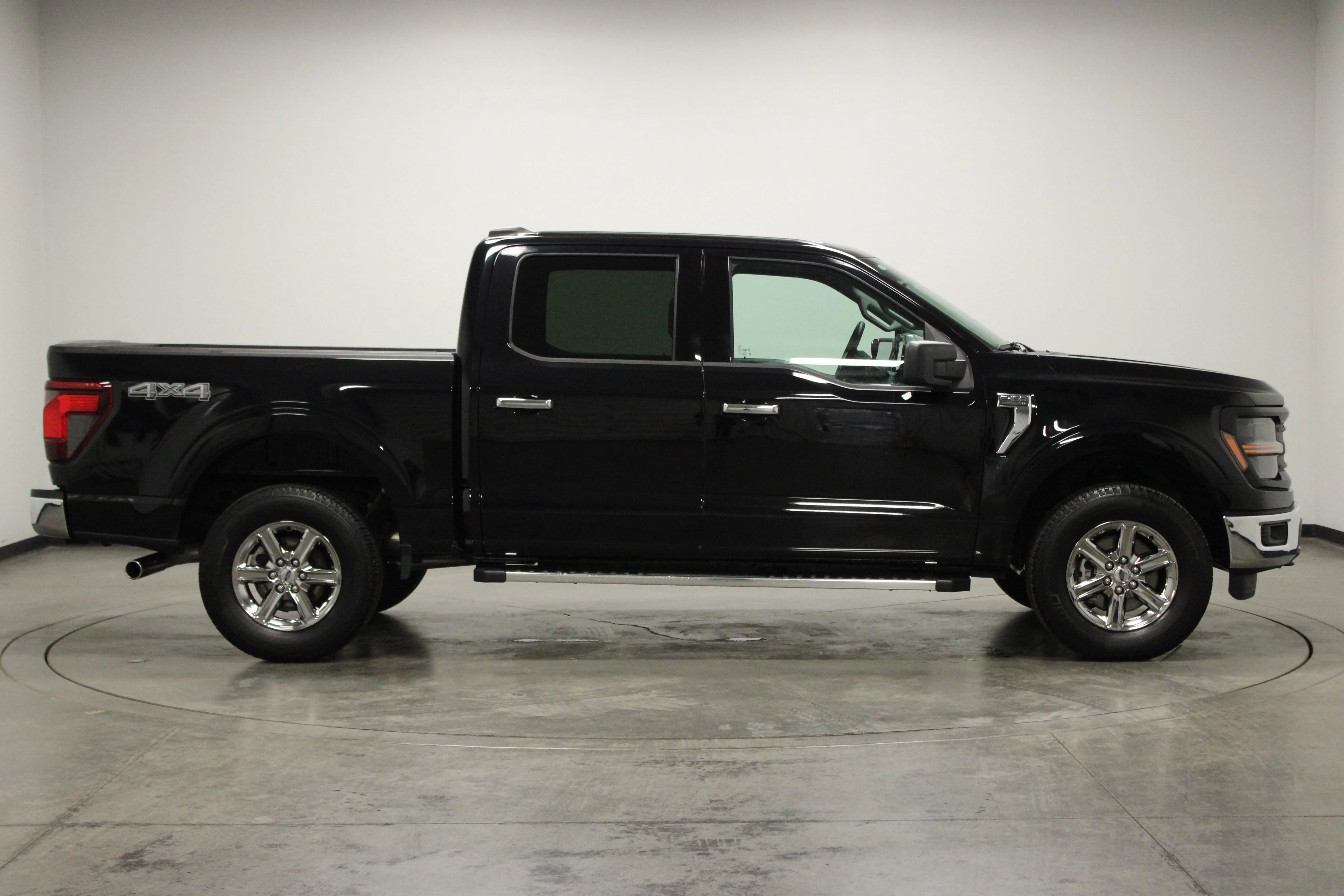 Used 2025 Agate Black Metallic Ford XLT image 9