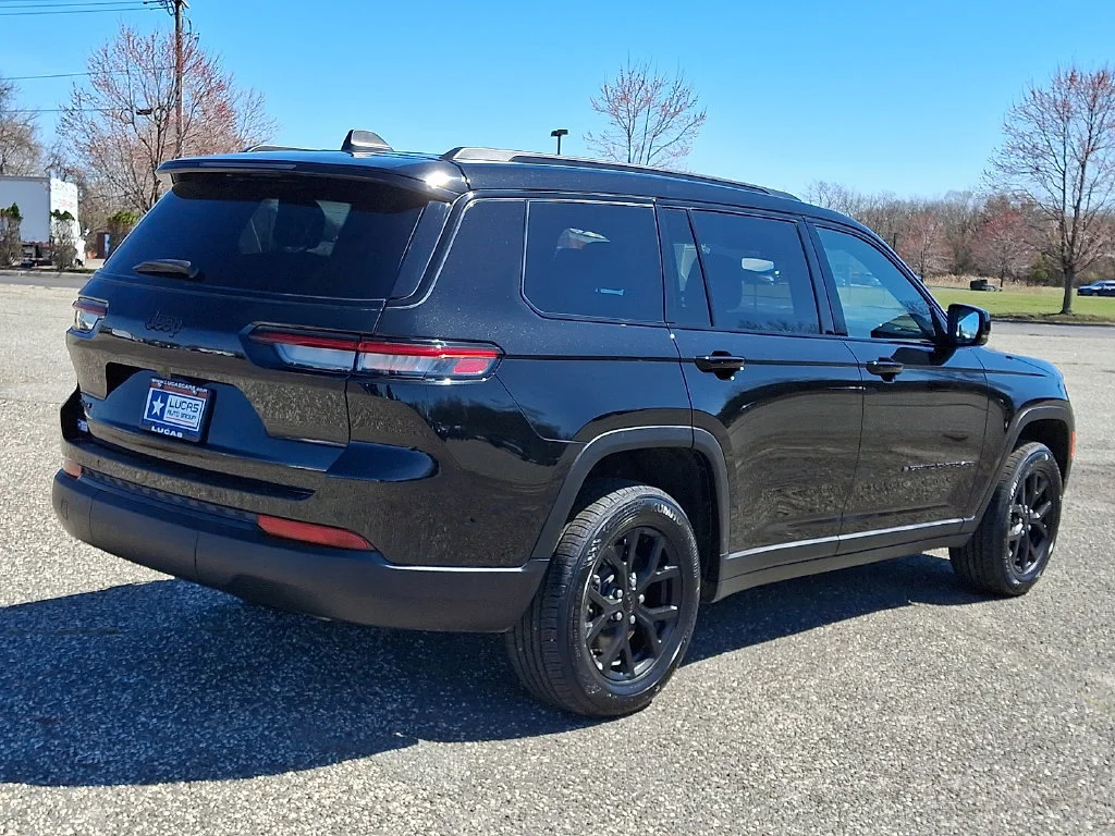 Used 2024 Diamond Black Crystal Pearlcoat Jeep Altitude image 12