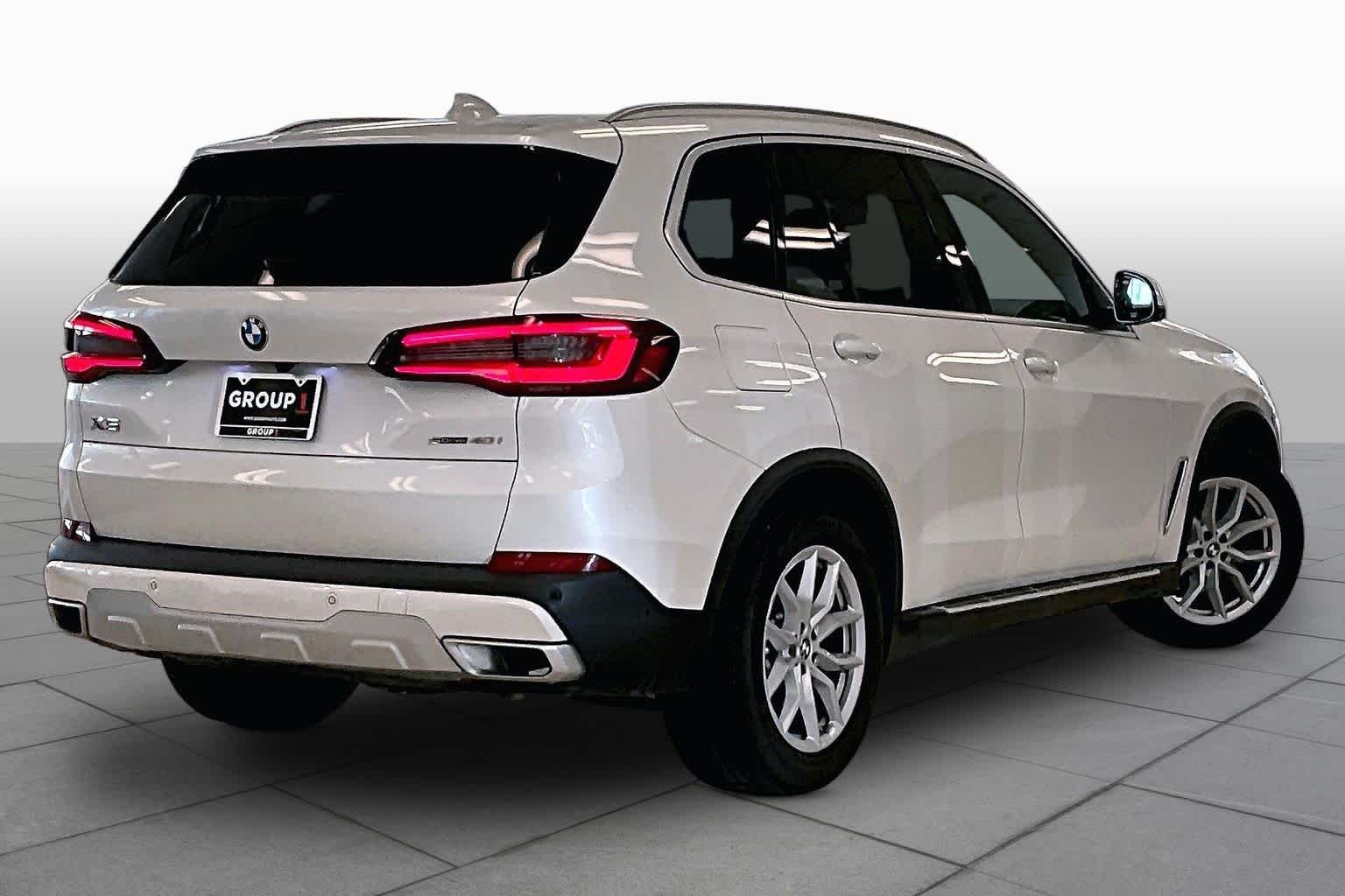 Used 2023 Mineral White Metallic BMW sDrive40i image 12