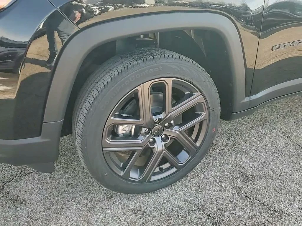 New 2026 Black Jeep Latitude image 18