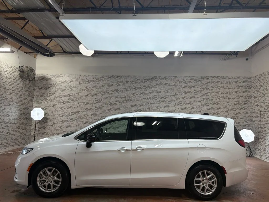 Used 2026 Bright White Clearcoat Chrysler Select image 4