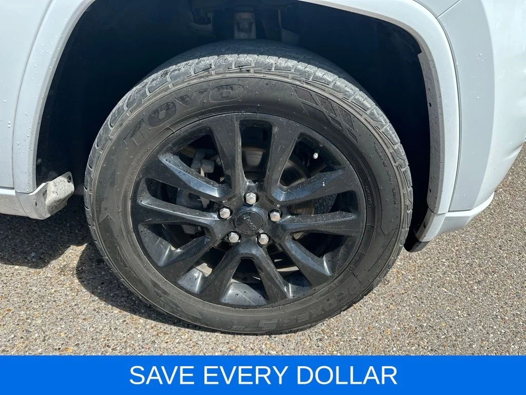 Used 2019 White Jeep Altitude image 22