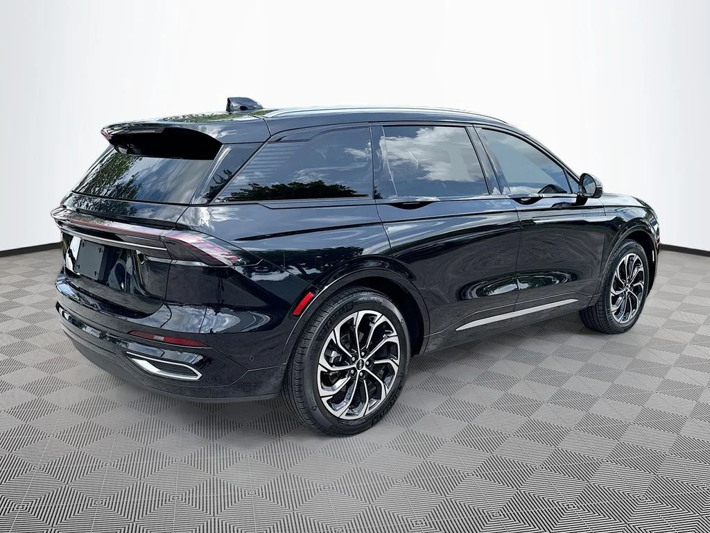 Used 2024 Black Lincoln Reserve image 6