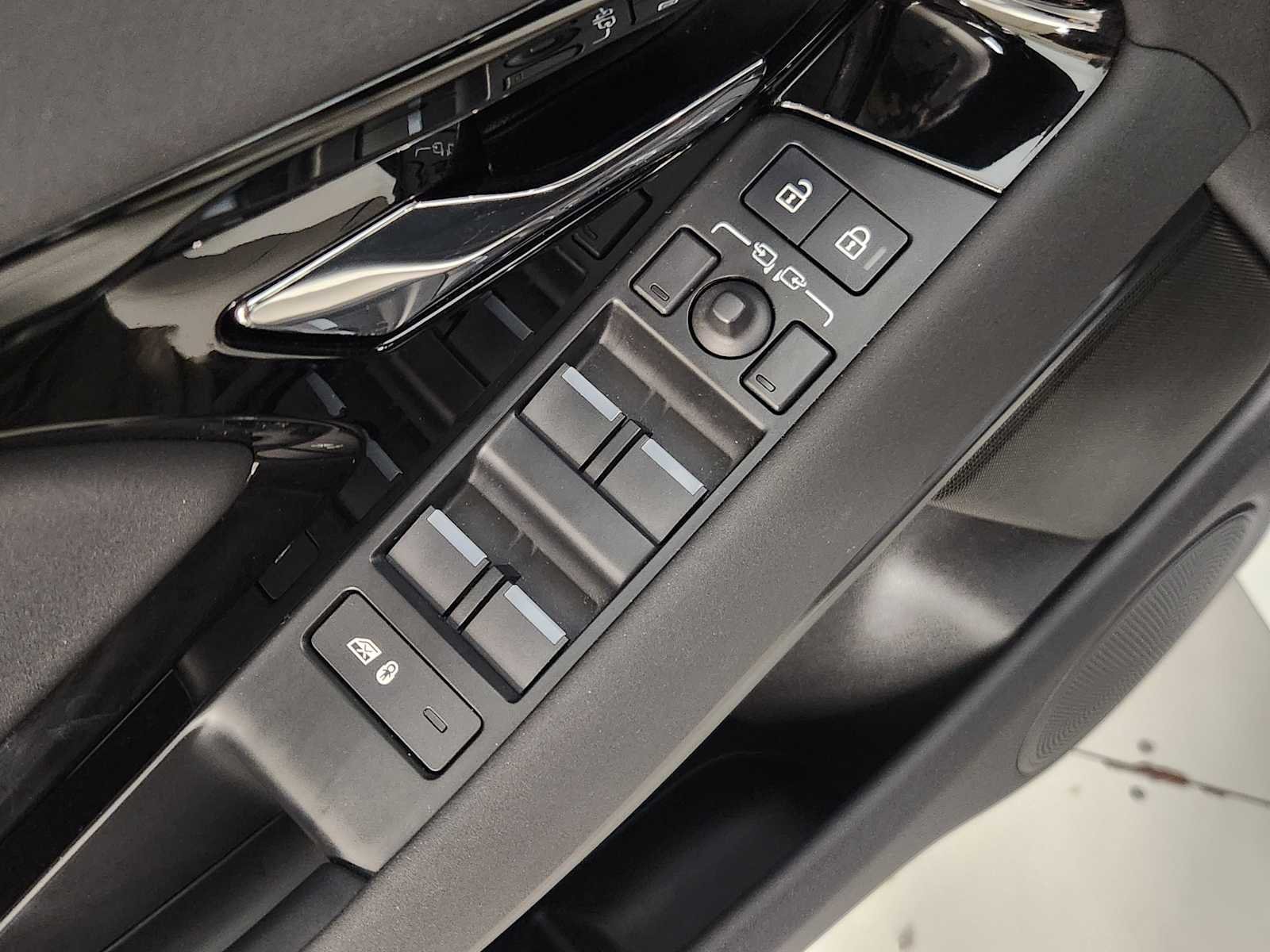 Used 2025 Fuji White Land Rover Core S - AWD image 23