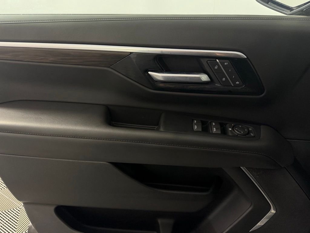 Used 2025 Sterling Gray Metallic Chevrolet LT image 21