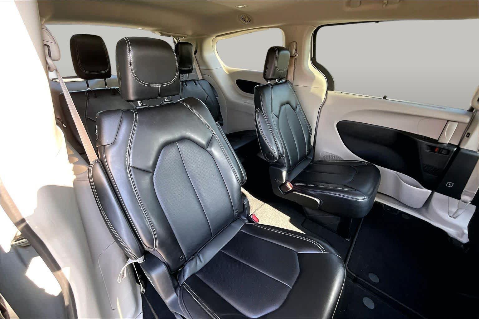 Used 2024 Silver Mist Clearcoat Chrysler Touring L image 19