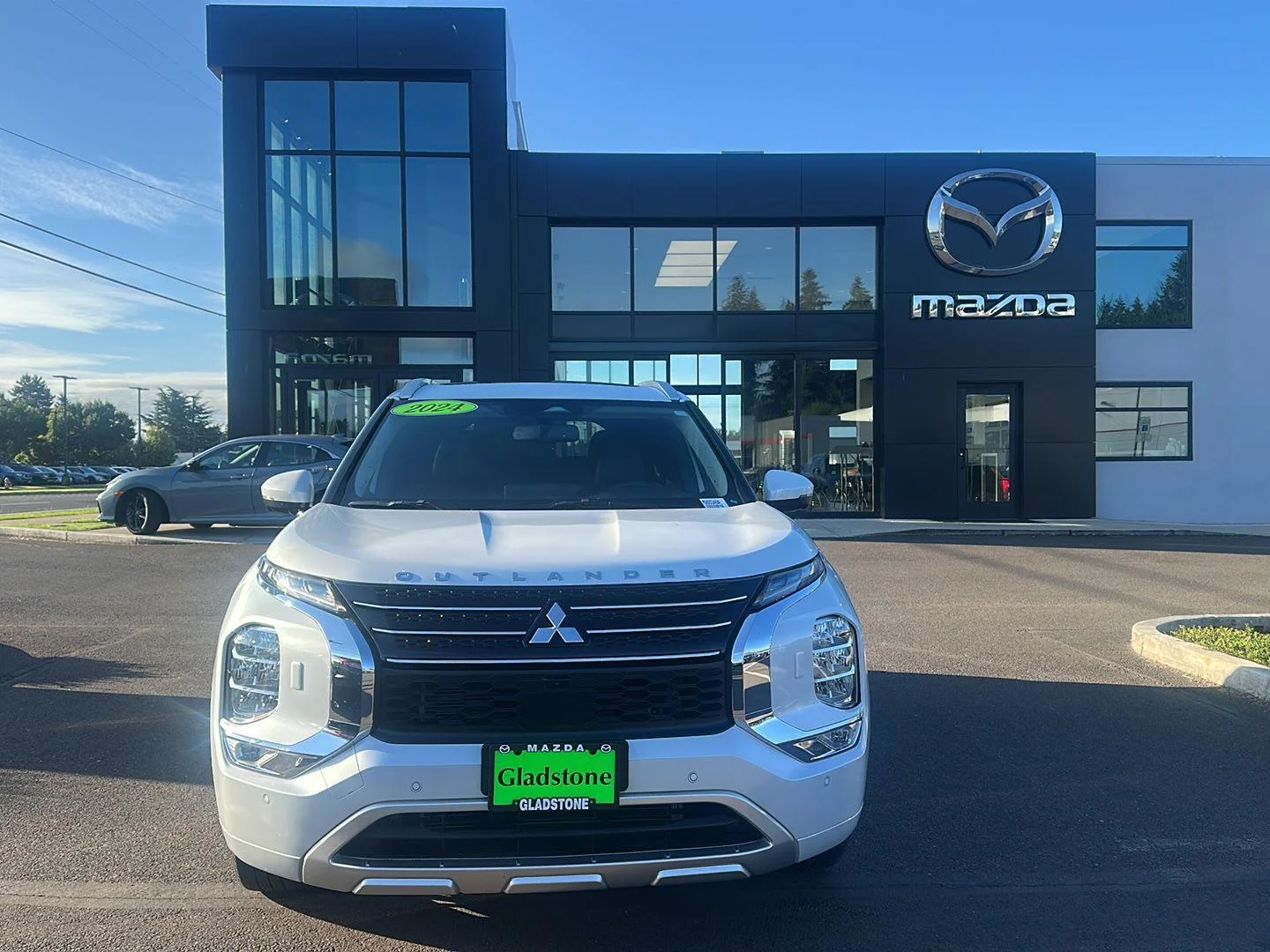 Used 2024 White Diamond Mitsubishi SEL image 10