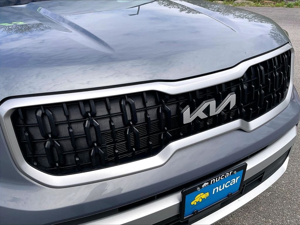 Used 2025 Everlasting Silver Kia LX image 28
