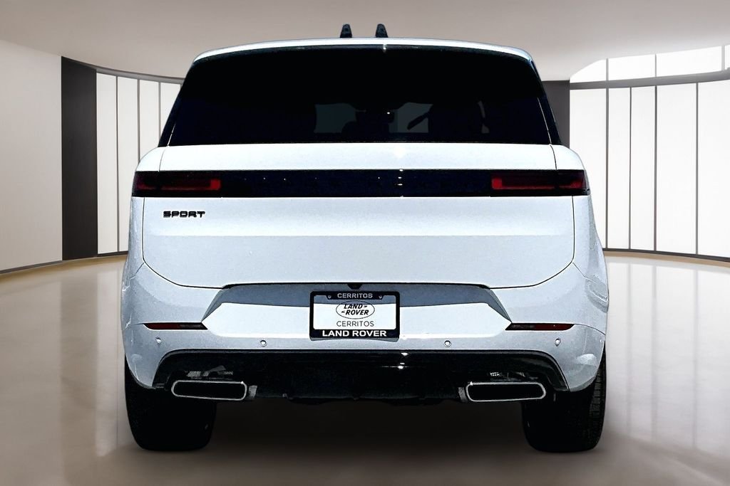 New 2026 FUJI WHITE Land Rover Dynamic SE image 4
