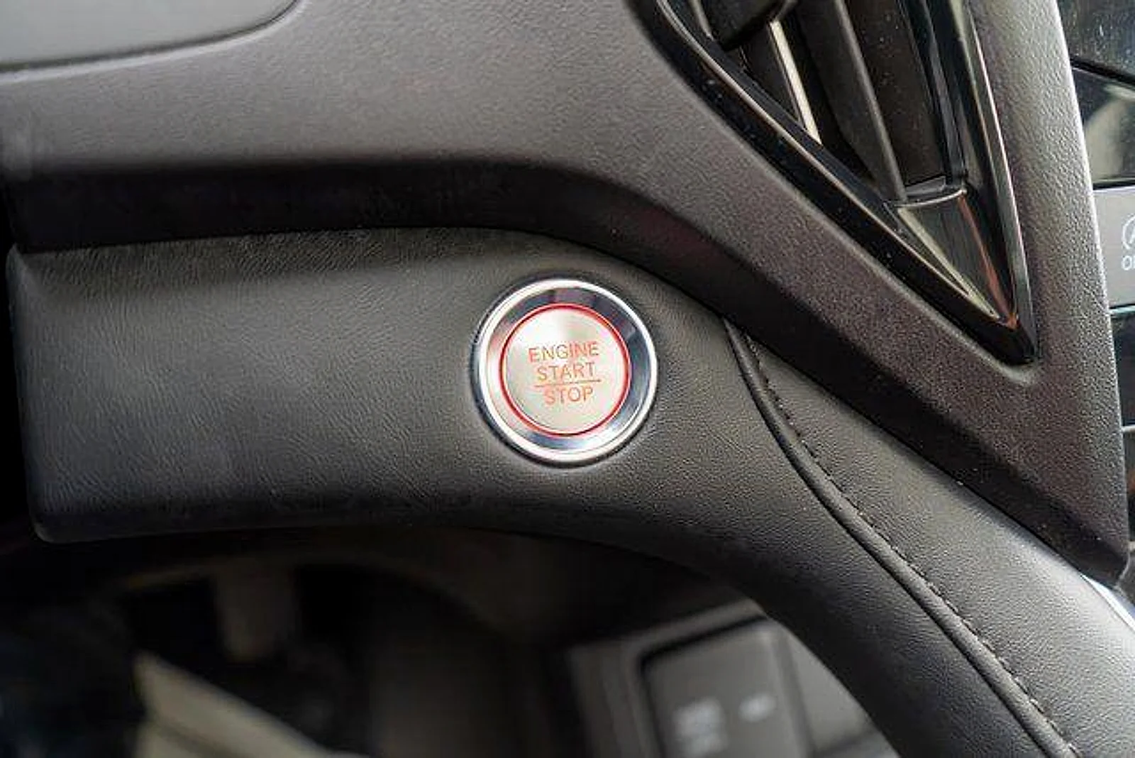 Used 2020 White Acura  image 32