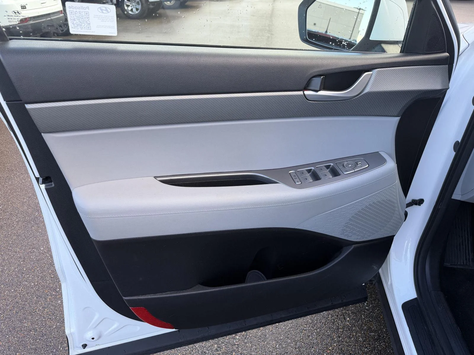 Used 2025 Hyper White Hyundai SEL image 17